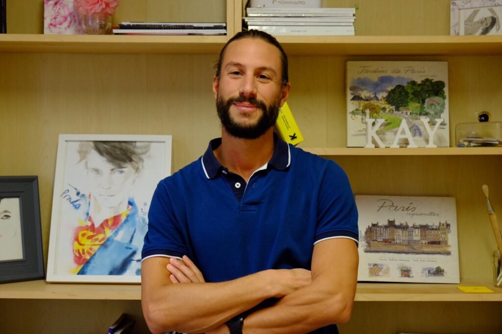 Learning Italian language in Prague and online with Lorenzo Di Bisceglie and its langiages school in the center of Prague. Here the Italian teachers is photographed during an Italian class.