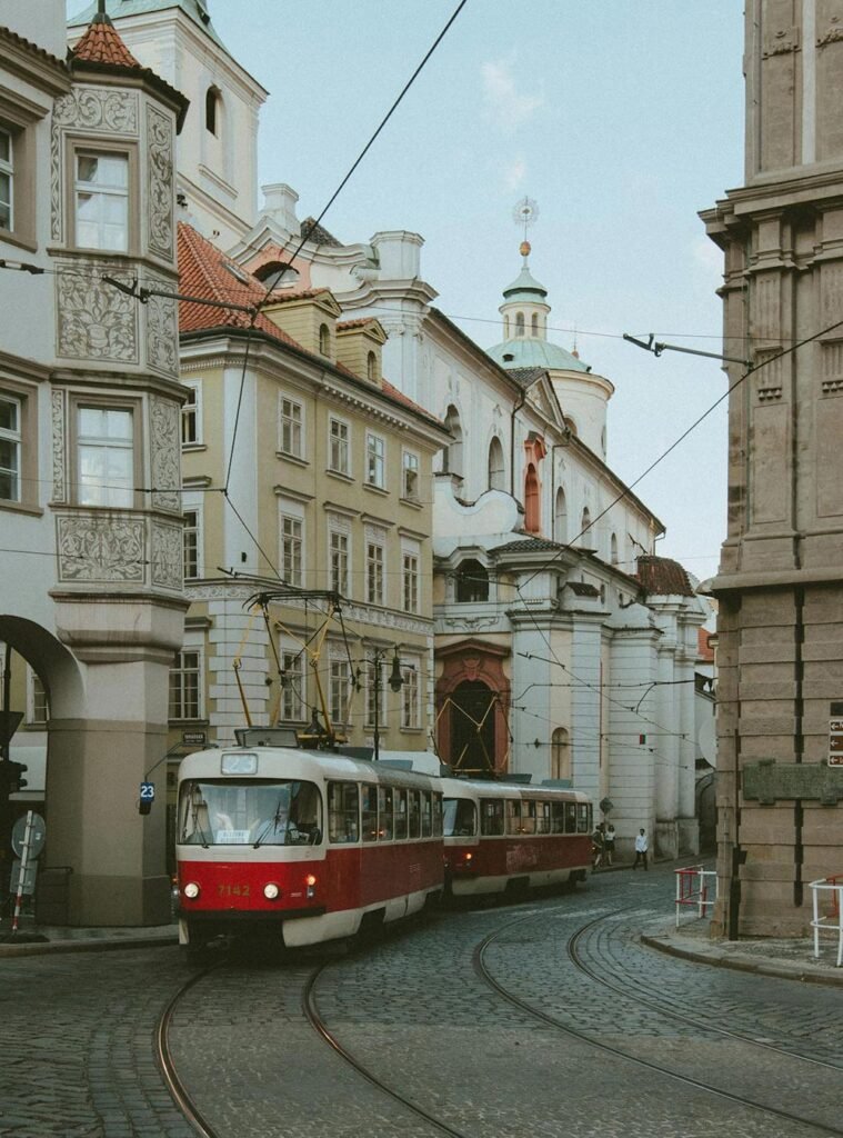 Foto de Jeffrey Czum: https://www.pexels.com/es-es/foto/tranvia-rojo-pasando-entre-edificios-de-hormigon-2346216/