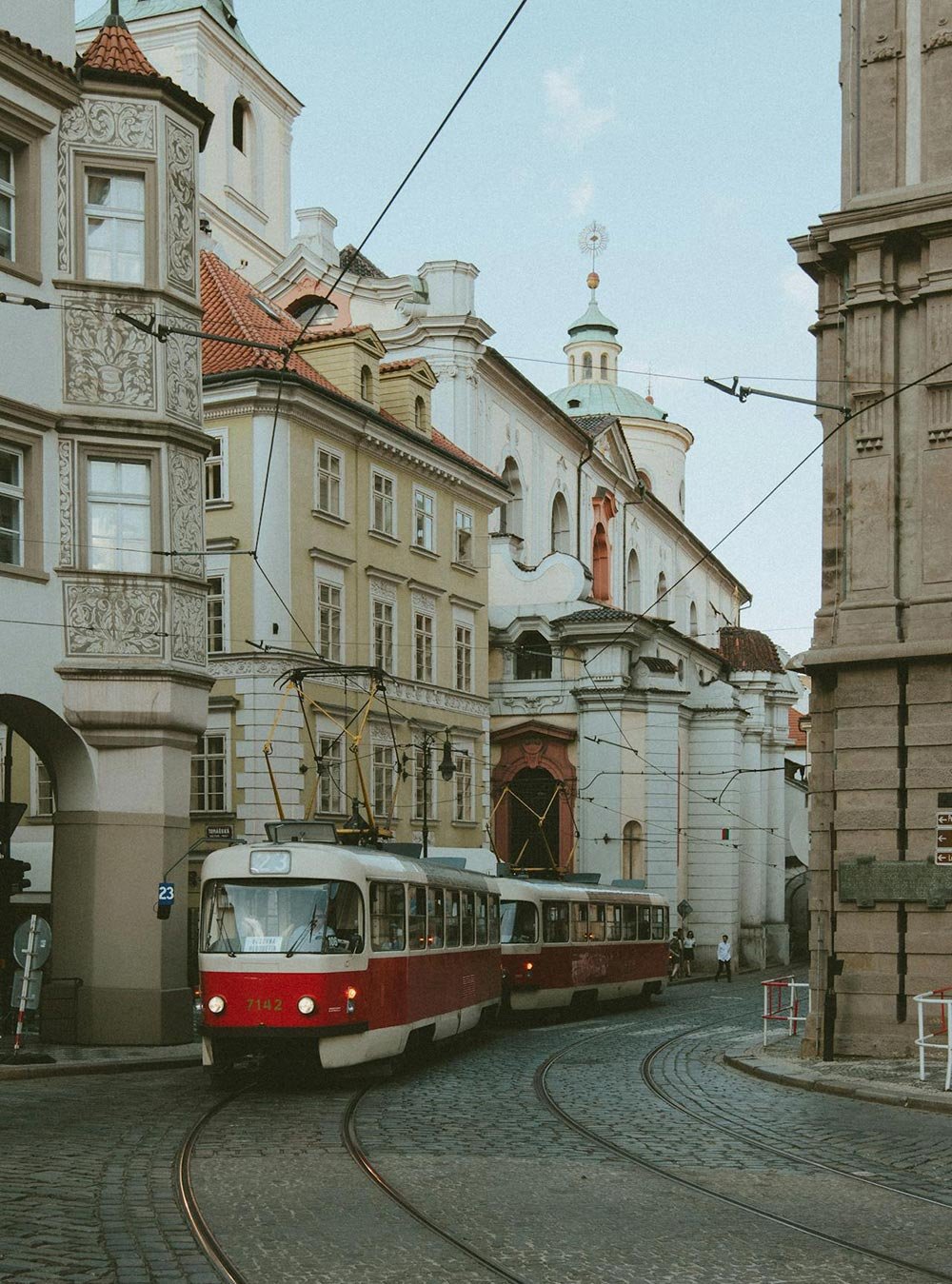 Foto de Jeffrey Czum: https://www.pexels.com/es-es/foto/tranvia-rojo-pasando-entre-edificios-de-hormigon-2346216/