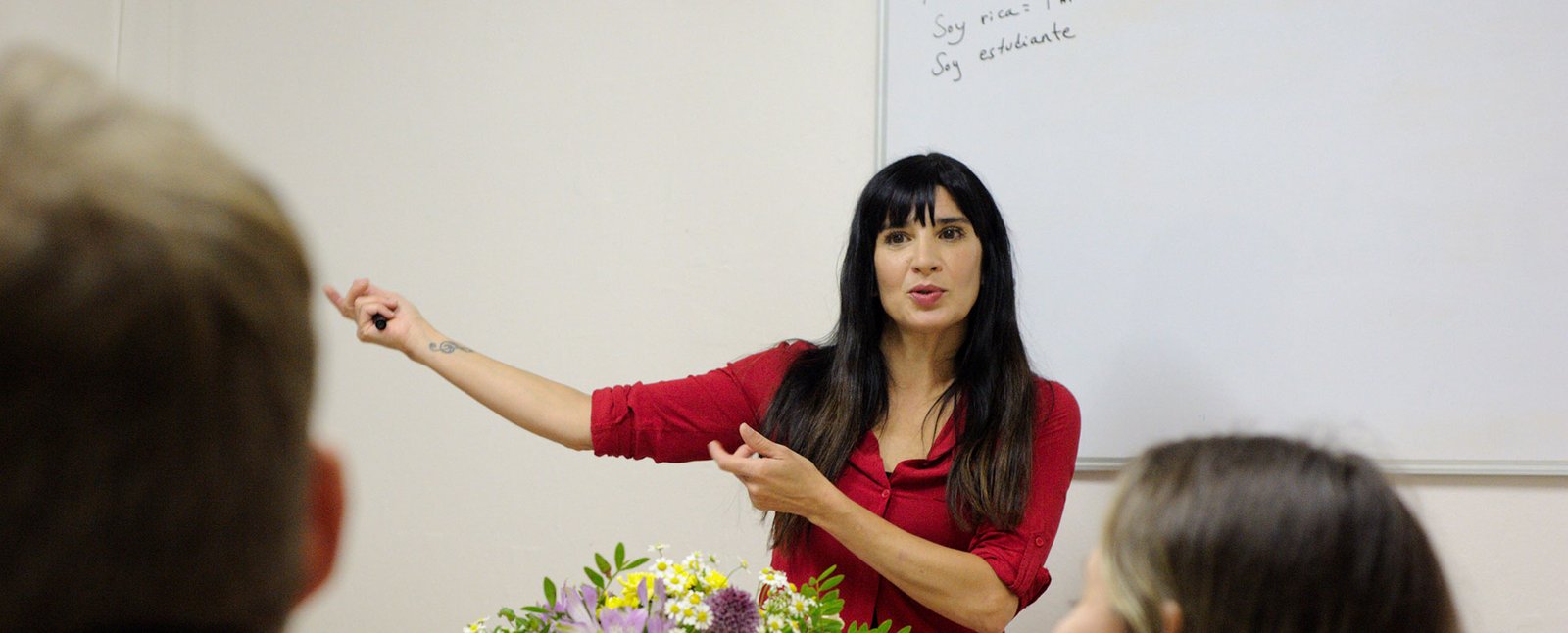 Native-speaking-Teachers-at-Language-Atelier-3 A Spanish Native-speaking teacher teaching a lesson at language Atelier School