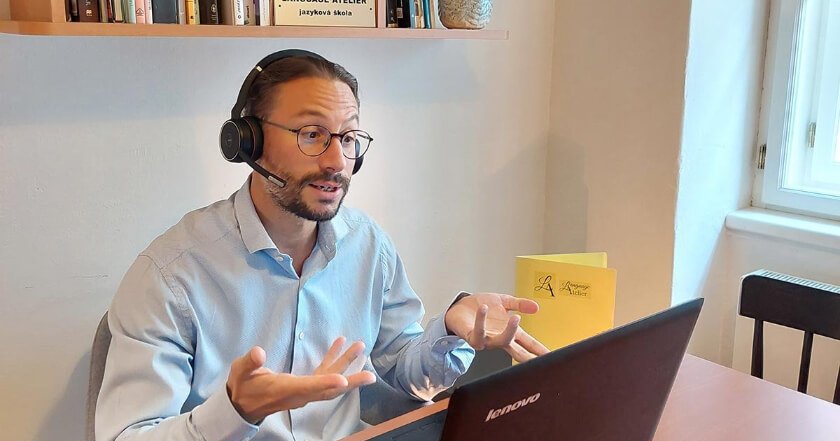 online-czech-language-course-virtual-lesson-languageatelier Teacher giving a Czech language lesson online via video call